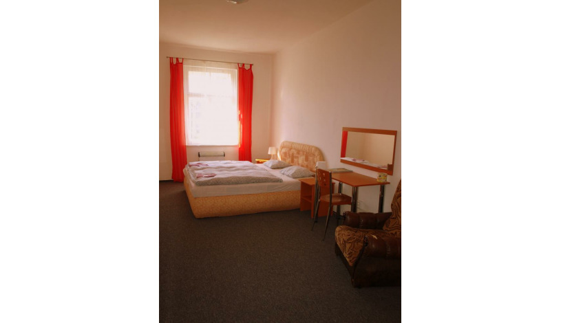 Penzion Village Karlovy Vary - Dvoulůžkový pokoj se společnou koupelnou